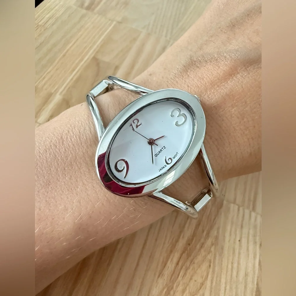 Vivani ladies oval silver tone bracelet watch NEW BATTERY
